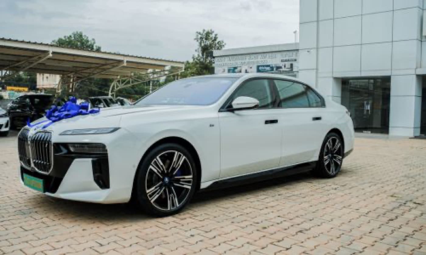 Ribbon-dressed BMW 7 Series prepared for an occasion
